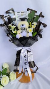 BUKET BONEKA WISUDA / BUKET MR VISIT BONEKA WISUDA KEKINIAN / BUKET BONEKA KELULUSAN SEKOLAH / BUKET BONEKA MURAH HADIAH KELULUSAN / BUKET BONEKA MURAH / BUKET BUNGA BONEKA / BUKET HADIAH ULANGTAHUN / BUKET LAMARAN