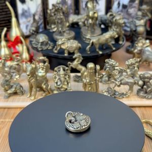 Tượng Nhỏ Phong Thủy Đồng Thau Kiểu Dáng Cá Chép Chữ Phúc (Kích Thước: 3.0 x 2.8cm)