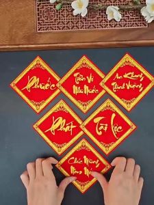 Trang Trí TẾT Thẻ Dán Trái Cây Bằng Vài Nhung In Chữ Thư Pháp Viền Vàng Có Keo Dán Sẵn Tiễn Lợi