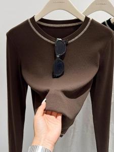 เสื้อยืดแขนยาวสีดำ ทรงเข้ารูป ทรงสั้น สำหรับผู้หญิง ฤดูใบไม้ร่วง 2025 ดีไซน์ใหม่ ดีไซน์เก๋ไก๋ แฟชั่นสตรีท ลำลอง