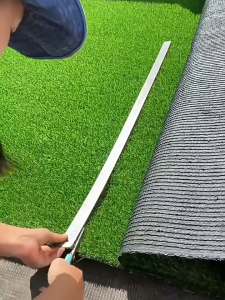 (Lebar: 05m-4m Panjang: 25m)Rumput Sintetis ukuran 1m x 6m/2m x 6m utuh (tanpa putus) tipe swiss (full hijau) tebal 25mm/30mm rumput sintetis rumput sintetis rumput lapangan rumput jepang Artificial Grass Lawn rumput sintetis teras rumah rumput Minimalis