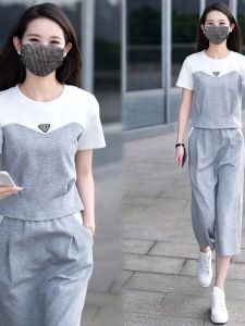 ชุดสองชิ้นแฟชั่นลำลองสำหรับผู้หญิงในช่วงฤดูร้อนปี 2025 กระโปรงสั้นสไตล์ใหม่ ชุดแม่ที่ดูเยาว์วัยและกระชับสัดส่วน เสื้อแขนสั้นคอตัดมน