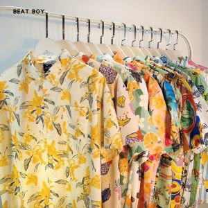 เสื้อเชิ้ตลายสก็อตชายหาดฮาวายหลวมๆ แขนสั้นลายดอกไม้สไตล์ย้อนยุคสำหรับฤดูร้อน ผ้าฝ้ายผสมโพลีเอสเตอร์ เสื้อเชิ้ตผู้ชายและผู้หญิงที่สวมใส่สบาย