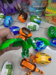 Bakugan toy transformation dinosaur green and orange figure with wings