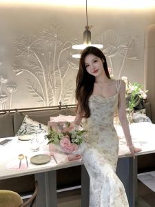 ชุดเดรสสายเดี่ยวคอวีแขนกุดทรงเอผ้าลายดอกไม้เซ็กซี่ฤดูร้อนใหม่สำหรับผู้หญิง ชุดราตรีเข้ารูปเอวสูง กระโปรงยาวปานกลาง