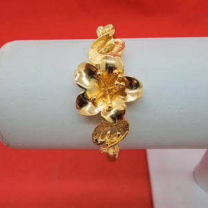 กำไลทอง ตะขอคลิปล็อคดอกไม้ เส้นผ่านศูนย์กลาง 5.3 ซม.ชุบทอง งานแฟชั่น ใส่ได้ทุกโอกาส งานสวย พร้อมส่ง รูปถ่ายจากสินค้าจริง