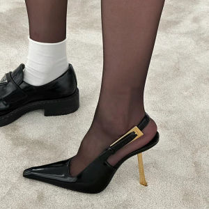 รองเท้าส้นสูงส้นสีทองแบบเดียวกันกับนาจาสำหรับผู้หญิงรองเท้าแตะรัดส้นปิดหัวแบบใหม่ต้นฤดูใบไม้ผลิปี2024รองเท้าชั้นเดียวมีสายรัดด้านหลังหัวแหลมส้นเข็ม