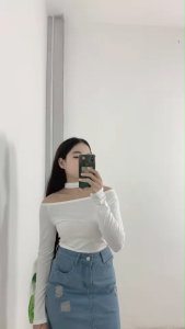 ชุดเซ็ตสไตล์สาวฝรั่งเศส เสื้อแขนยาวเปิดไหล่เพิ่มความเซ็กซี่กำลังดีคู่กับกระโปรงยีนส์