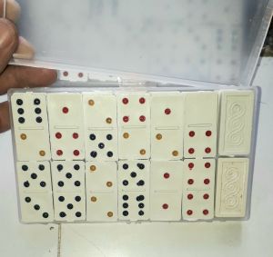 Bộ Cờ Domino bằng nhựa màu trắng kích thước dài 42mm x ngang 21mm và dày 6mm
