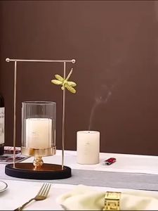 Tempat Lilin Kaca Amber dengan Stand Emas dan Hiasan Capung Elegan untuk Dekorasi Meja Ruang Tamu