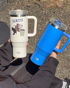 TYESO แก้วเก็บความเย็นขนาด900ML.   แก้วสแตนเลสมีที่จับ แก้วมีฝาปิดอย่างดีพร้อมหลอดขนาด900ML.หรือ30oz.