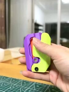 Local Stock 3D Mini Gravity Knife Toy Carrot Knife Joke Trick Toy Funny Finger Toys Decompression Toy Radish Knife 重力萝卜刀