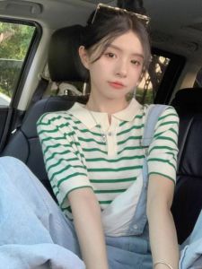 เสื้อยืดคอโปโลถักลายทางแขนสั้นหลวมๆ สไตล์ฝรั่งเศสสำหรับผู้หญิง ฤดูร้อน 2025 เสื้อยืดคอโปโลสไตล์ย้อนยุคแบบลำลองสำหรับผู้หญิง