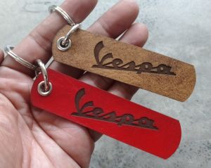 VESPA พวงกุญแจหนัง PVC เกรด AAA ยิงเลเซอร์ โลโก้ มอเตอรไซค์ มิตรเซอร์ กระดูกต้อง พวงกุญแจมูม พวงกุญแจ รูป 12.5cm x 7.5cm x 2.5cm