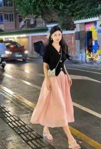 กระโปรงยาวสีชมพู ผ้าชีฟอง มีซับด้านใน แต่งยางยืดรอบเอว ทรงสวยผ้าพริ้วทิ้งตัว สัมผัสบางเบา ใส่พรางหุ่นดี #6610