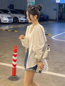 เสื้อเชิ้ตแขนยาวมีฮู้ดป้องกันแสงแดดผ้าลูกไม้สไตล์ฝรั่งเศสสำหรับผู้หญิงในช่วงฤดูร้อนปี 2025 เสื้อคลุมกันหนาวแบบหลวมๆ สไตล์ลำลอง