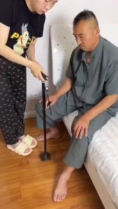 Gậy Chống Trượt Gấp Gọn  Cho Người Già Có Đèn Pin 4 Chân Đứng Chắc Chắn.Gậy chống cho người già gậy chống trượt gậy batoong kết hợp đèn pin và tay vịn phụ