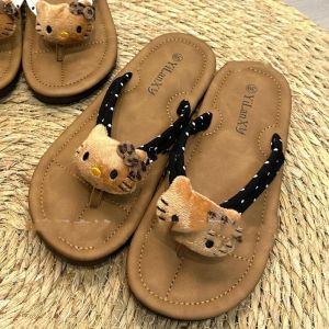 Hellokitty ส้นเตี้ยส้นแบนแบบสวมสบายสำหรับผู้หญิง สวมใส่สบายในฤดูร้อน ป้องกันการลื่นและกลิ่น รองเท้าแตะชายหาด