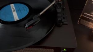 Now Playing Vinyl Stand with RGB Pickup Rhythm Light Wooden Record Holder Sound Reactive LED Display for Music Room Decor