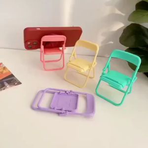 เก้าอี้มินิเฟอร์ร่างขาตั้งโทรศัพท์มือถือ สีสัน กับเครื่องว่างโทรศัพท์มือถือพับ ภาพแน่ใจสูงสุด