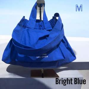 กระเป๋า Dumpling มี 2 ขนาด S และ M ทำจากไนลอนกันน้ำ มาพร้อมหูหิ้วสั้นและสายสะพายยาวแบบปรับได้