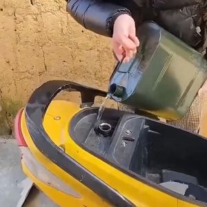 Pompa Manual Bahan Bakar / Pompa Alat Sedot Air Minyak Bensin Mobil Portable Universal