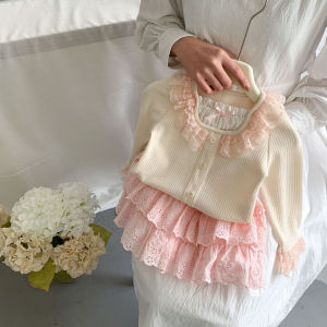 ชุดเด็กผู้หญิง ฤดูใบไม้ผลิ 2024 ชุดกระโปรงริบบิ้นผีเสื้อสุดหวานพร้อมเสื้อเชิ้ตคอกลมแขนยาวลายดอกไม้และกระโปรงสั้น