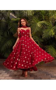 PRE ORDER 10 DAYS⬅️Fabric:- Fox Georgette With Gold Print Georgette With Dupatta With Four Side Lace Complete Linning Flare:- 4.5 Mtrs Sizes:S-36 M-38 L-40 XL-42 XXL-44 Length: 52""Inches