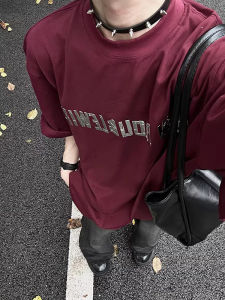 เสื้อยืดแขนสั้นผู้ชายทรงหลวม ผ้าฝ้ายระบายอากาศได้ดี ลายตัวอักษรสีแดงสะท้อนแสง ทรงหลวม แฟชั่นฤดูร้อน