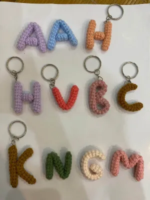 Móc khoá chữ bằng len handmade tặng bạn bè người yêu…