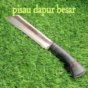 pisau dapur besar gagang plastik tajam dan kokoh untuk memotong bahan makanan di atas rumput hijau