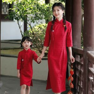 ชุดกี่เพ้าลายดอกไม้สไตล์จีนสำหรับครอบครัว ชุดเด็กผู้หญิง ชุดราตรีย้อนยุคสีแดง เสื้อผ้าเด็ก เสื้อผ้าเด็ก ชุดแฟชั่น