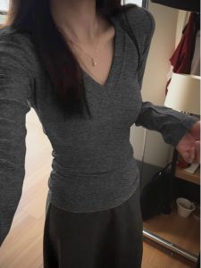 Áo Thun Dài Tay Cổ Chữ V Màu Xám Ôm Vừa Vặn Cho Nữ Mùa Thu Đông Áo Lót Bên Trong Áo Thun Phong Cách Ngọt Ngào Và Gợi Cảm