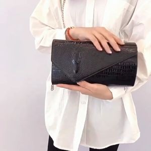 Ví cầm tay nữ cực kỳ sang trọng và quý phái