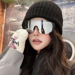 Fashion street punk style personalized European and American big frame one-piece glasses.