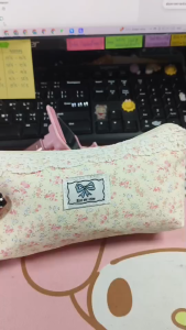 tokyosellectedshop(T2502) กระเป๋าใส่ดินสอ-จัดระเบียบเครื่องสำอางค์+แถมที่ห้อยหัวใจ ลายดอกไม้โบว์