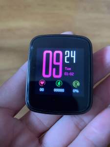 Mặt đồng hồ thông minh sử dụng app RUNTO  màn hình đẹp nhưng cảm ứng không mượt  không có dây sạc  không dây đeo  bán cho thợ nghiên cứu sửa chữa hoặc lấy linh kiện