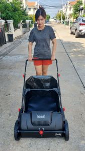 Sweaper Mower รถกวาดพื้นเก็บใบไม้ เครื่องกวาดพื้นเก็บใบไม้ ไม่ใช้พลังงาน หน้ากว้างการกวาด53ซม. เหมาะสำหรับพื้นสนามหญ้า พร้อมถุงเก็บขนาด100L.