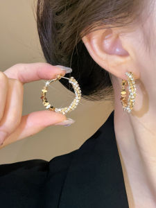 ต่างหูเพชรเล็กสีทองหรูหราสำหรับผู้หญิง ดีไซน์เก๋ไก๋ เครื่องประดับแฟชั่น ต่างหูแบบใหม่ในช่วงฤดูร้อนปี 2025