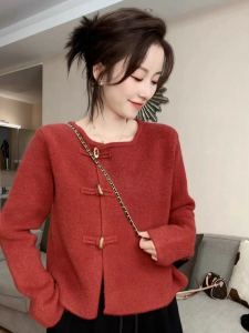 เสื้อสเวตเตอร์แขนยาวสีแดงสำหรับผู้หญิง ฤดูใบไม้ร่วง/ฤดูหนาว 2025 แฟชั่นใหม่ ดีไซน์เก๋ไก๋ คอตั้ง ปกติ ปกติ