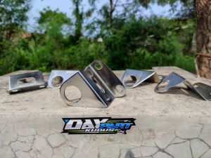 PANGKON DUDUKAN KUNCI KONTAK CB 125 CG 125 CB 100 CROM TEBAL PANKON BREKET BRECKET KUNCI ON OFF KONTAK CB 100 CB 125 CG 100 CG 125 GL 100 GL MP TIGER