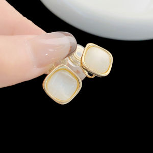 ต่างหูทรงสี่เหลี่ยมลายตาแมวสไตล์เรโทรหรูหรา ดีไซน์ใหม่ปี 2024 เครื่องประดับแฟชั่นสำหรับผู้หญิง