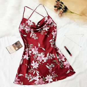 YOLO ชุดเดรสผู้หญิงเปิดหลังเซ็กซี่ผ้าซาตินไหมเทียมกระโปรงลายดอกไม้ขนาดเล็กใส่ฤดูร้อนเอี๊ยมกระโปรงกระโปรงสายเอี๊ยมใหม่