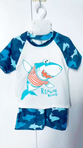 Đồ bơi bé trai dáng rời gồm áo+ quần đùi hoạ tiết cừu non đồ tắm bộ quần áo đi biển cho bé sz 10- 45 kg