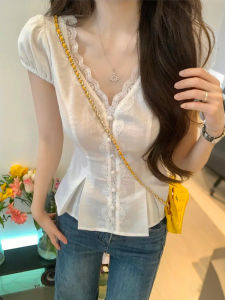 เสื้อเชิ้ตคอวีแขนสั้นผู้หญิงสไตล์ฝรั่งเศส ทรงเข้ารูป ลายลูกไม้ เสื้อเชิ้ตแขนสั้นฤดูร้อน 2025 สไตล์ใหม่ Pure Desire