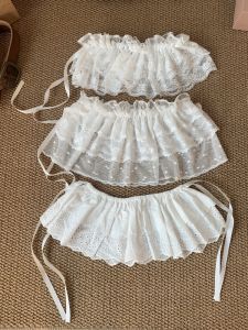 กระโปรงยาวปานกลางผ้าตาข่ายลูกไม้สีขาวสไตล์บัลเล่ต์สำหรับผู้หญิง ฤดูใบไม้ผลิ 2025 กระโปรงทรงเค้กทรงเข้ารูป กระโปรงสั้นสีพื้น