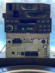 máy phát nhạc liền Amply Chvrolet. tính năng Tape catsset/radio/Aux 3.5 .lắp chung cho các loại xe ô tô