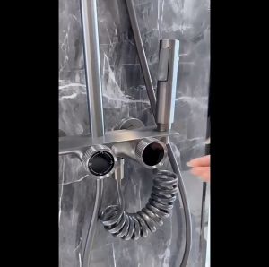 Quite สีเทา หมุนหมูน้ำชูดอาบน้ำก๊อกน้ำฝักบัวความดันสูง ทองเหลืองชุดอาบน้ำ