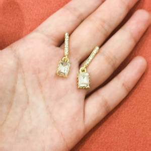 ต่างหูคริสตัลทรงยาว คริสตัลใส-ชมพู ✨- Shine bright earring 06