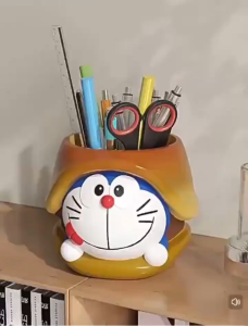 Hộp Đựng Bút Doraemon Đội Nón Siêu Dễ Thương – Trang Trí Bàn Học Đựng Remote Đồ Dùng Đa Năng